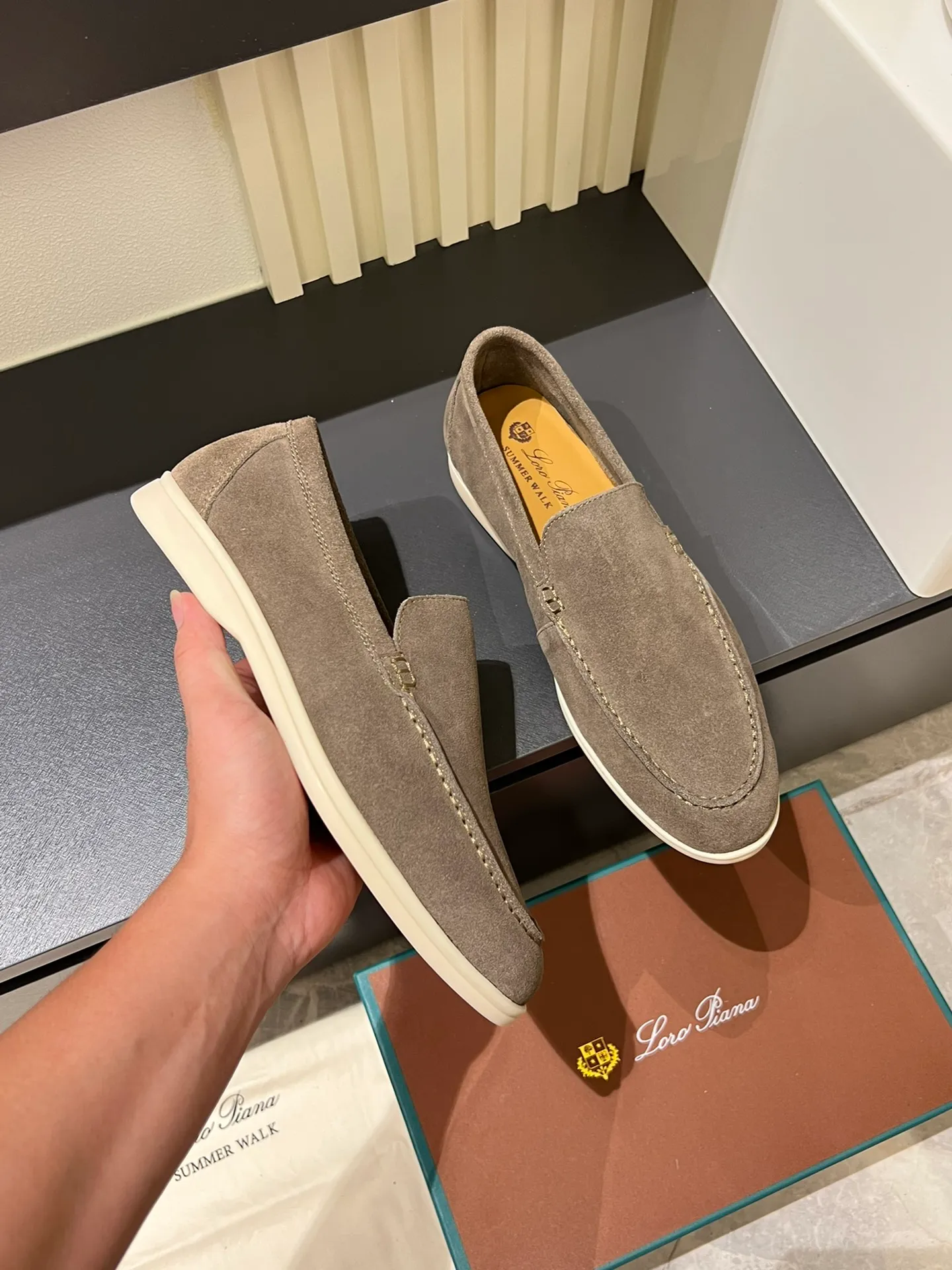 Men's shoes 💰p360 "Loro men's shoes 💰pian'*" Classic L men's shoes for couples 💰p Top version British flat loafers, a must-have item in old money style, the minimalist design is eye-catching and durable, a plus point for dressing The soft foot feel and texture are outstanding. They don’t scratch your feet and are very nice. They are matched with soft and waxy soles. They can be worn daily for a long time without getting tired. They are easy to wear, versatile and classic items, with perfect foot feel and texture! Imported cashmere fabric, the lining is made of imported A-grade water-dyed cow lining, the top version of the genuine leather midsole is sewn with pure handmade mark thread! Size: Female 35-40 (34. Customized) Male 38-44 (45.46. Customized)
